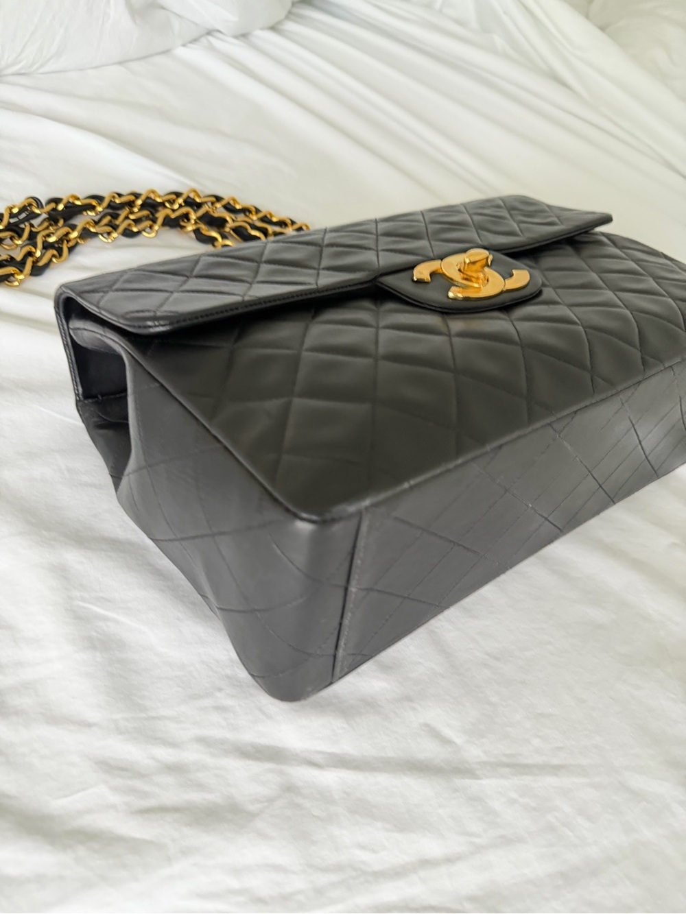 CHANEL Black Quilted Shoulder Bag with Gold Hardware - Picture 4 of 12